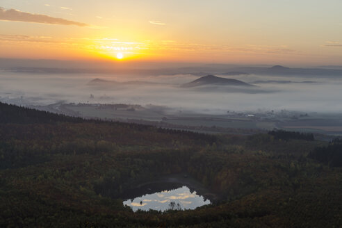 Deutschland, Rheinland-Pfalz, Vulkaneifel, Blick von der Teufelskanzel auf Nickenich, Kruft bei Sonnenaufgang - PA000602