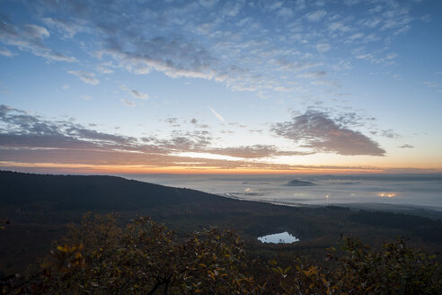 Deutschland, Rheinland-Pfalz, Vulkaneifel, Blick von der Teufelskanzel auf Nickenich, Kruft bei Sonnenaufgang - PA000601