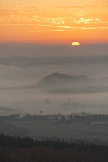 Deutschland, Rheinland-Pfalz, Vulkaneifel, Blick von der Teufelskanzel auf Nickenich, Kruft bei Sonnenaufgang - PA000600