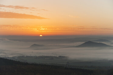 Deutschland, Rheinland-Pfalz, Vulkaneifel, Blick von der Teufelskanzel auf Nickenich, Kruft bei Sonnenaufgang - PA000599