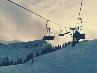 Germany, Bavaria, Sudelfeld, chair lift at the ski resort - BRF000246