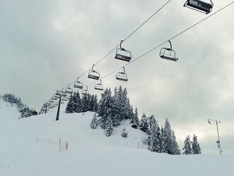 Germany, Bavaria, Sudelfeld, chair lift at the ski resort - BRF000245