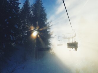 Deutschland, Bayern, Sudelfeld, die Sonne bricht durch den Nebel, Skilift - BRF000237