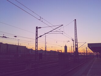 Deutschland, Bayern, München, Abendstimmung auf der Hackerbruecke - BRF000235