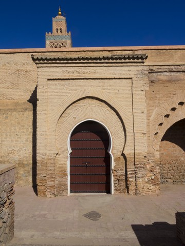 Marokko, Marrakesch-Tensift-El Haouz, Marrakesch, Tor zur Koutoubia-Moschee, Minarett, lizenzfreies Stockfoto