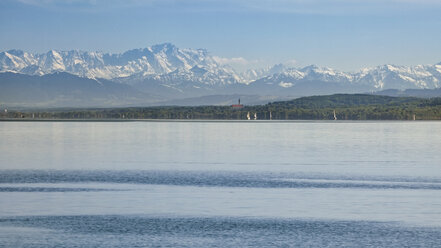 Deutschland, Bayern, Ammersee, Diessen am Ammersee, Marienmünster, Alpen im Hintergrund - RDF001263