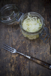 Einmachglas mit Krautsalat und Gabel auf Holztisch - LVF001073