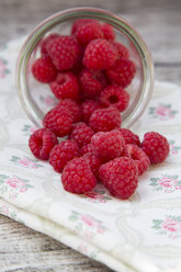 Glas mit Himbeeren auf Tuch - LVF001072