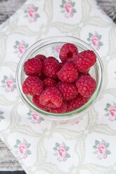 Glas Himbeeren auf Tuch, Blick von oben - LVF001071