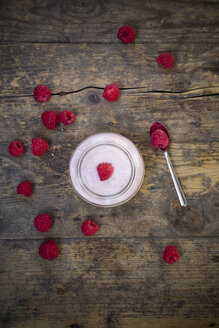 Glas Himbeerjoghurt und Himbeeren auf Holztisch, Blick von oben - LVF001067