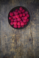 Schale mit Himbeeren auf Holztisch, Ansicht von oben - LVF001063