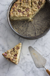 Rhabarber-Käsekuchen in einer Kuchenform auf Carrera-Marmor - IPF000107