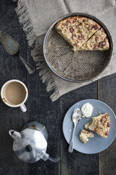 Rhabarber-Käsekuchen in der Kuchenform mit Kaffee - IPF000105