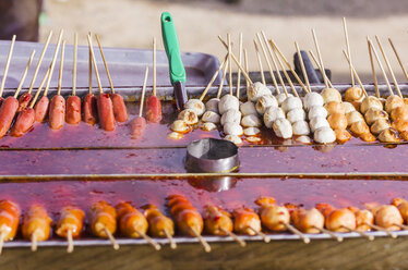 Thailand, Phang Nga, Wochenmarkt bei Khuekkhak, Teigrollen und Wurstspieße - THAF000272