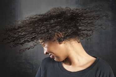 Porträt eines jungen Mädchens, das sich die Haare wirft - ECF000607