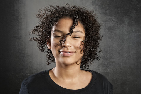 Porträt eines lächelnden jungen Mädchens, lizenzfreies Stockfoto