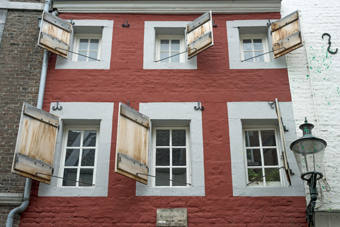 Niederlande, Limburg, Maastricht, Fassade eines Hauses mit geöffneten Fensterläden, lizenzfreies Stockfoto