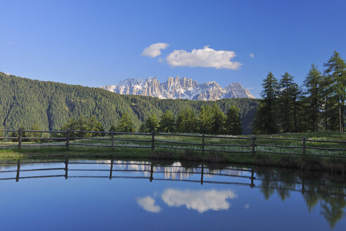 Italien, Trentino-Südtirol, Dolomiten, Latemargebirge mit Spiegelung im See - RUEF001250