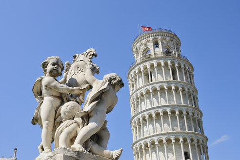 Italien, Toskana, Pisa, Blick auf Cherub-Statue und Schiefen Turm von Pisa vor blauem Himmel - RUEF001248