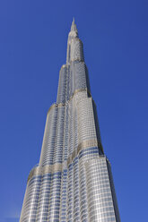 Dubai, Blick auf den Burj Khalifa vor blauem Himmel - RUEF001246