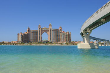 Dubai, The Palm Jumeirah, Blick auf das Atlantis Resort und die Brücke - RUEF001244