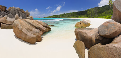 Seychellen, La Digue, Blick auf den Strand Anse Cocos - RUEF001240