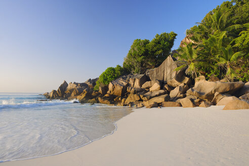 Seychellen, La Digue, Blick auf den Strand Petit Anse - RUEF001238