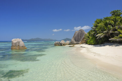 Seychellen, La Digue, Blick auf Anse Source d' Argent mit skulptierten Felsen und Palmen - RUEF001236