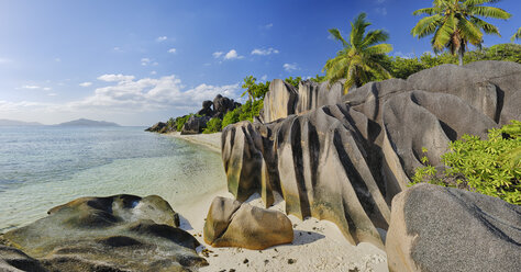 Seychelles, La Digue, view to Anse Source d' Argent with sculpted rocks and palm trees - RUEF001235