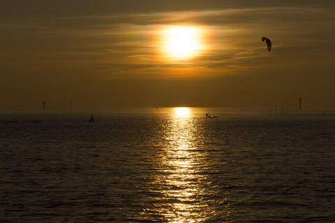 Deutschland, Niedersachsen, Wremen, Nordsee, Kite-Surfer bei Sonnenuntergang, lizenzfreies Stockfoto