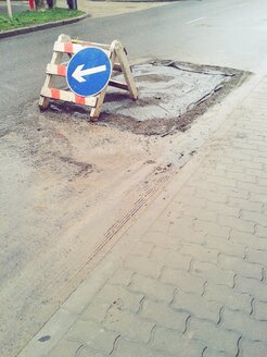 Ungarn, Tolna, Bonyhád, Behelfsmäßig markierte Straßenarbeiten - BRF000536