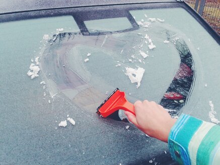 Germany, Hesse, casting, heart is scraped into ice on the car window - BRF000553