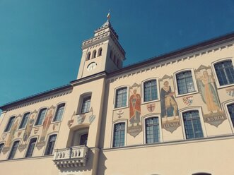 Deutschland, Bayern, Bad Reichenhall, Altes Rathaus vor blauem Himmel - BRF000565