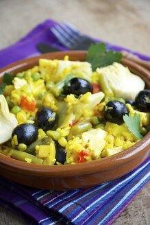 Vegetarische Paella mit Artischocken, schwarzen Oliven, grünen Bohnen und roter Paprika - HAWF000115