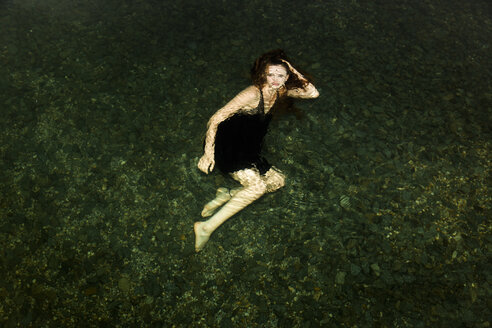 Deutschland, Junge Frau unter Wasser, Blick in die Kamera - FC000042