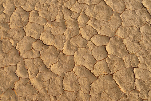 Algeria, Tassili n Ajjer, Sahara, broken surface of a salt and clay pan - ESF001000