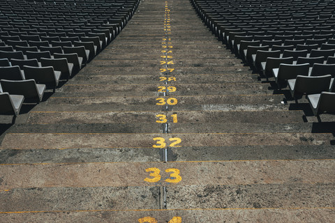 Spanien, Katalonien, Barcelona, Altes Olympiastadion, Treppe mit Zahlen, lizenzfreies Stockfoto