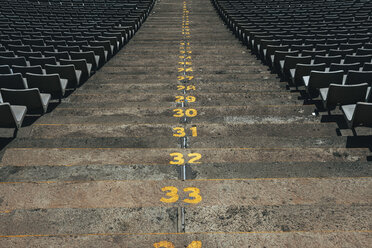 Spanien, Katalonien, Barcelona, Altes Olympiastadion, Treppe mit Zahlen - EBSF000161