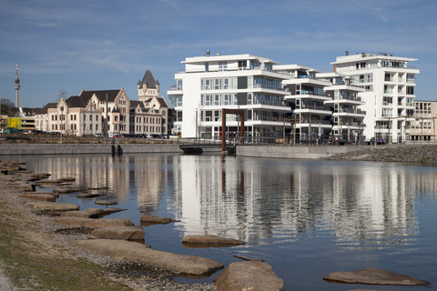 Deutschland, Nordrhein-Westfalen, Dortmund, Hoerde, Phönixsee, Floriansturm, Schloss Hoerde und Facharztzentrum, lizenzfreies Stockfoto