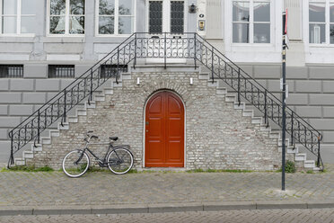 Niederlande, Maastricht, Stadthaus mit doppeltem Treppenhaus, Fahrrad und roter Tür - HLF000457