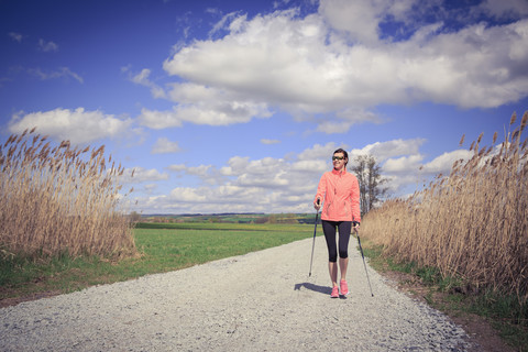 Nordic Walkerinnen unterwegs in der ländlichen Landschaft, lizenzfreies Stockfoto