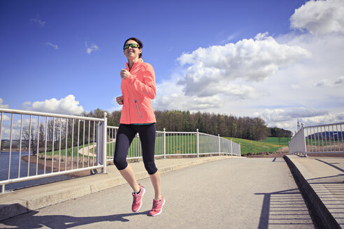 Frau joggt über eine Brücke - VTF000211