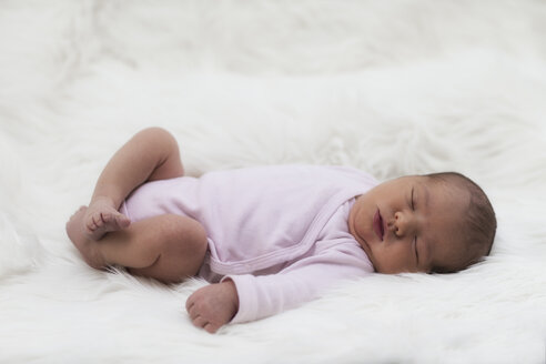 Schlafendes neugeborenes Baby-Mädchen auf weißem Tuch - ROMF000011