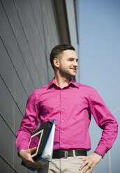 Porträt eines wartenden Geschäftsmannes mit rosa Hemd - UUF000318