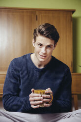 Germany, Bonn, Young man with a cup of tea at home - MFF001019