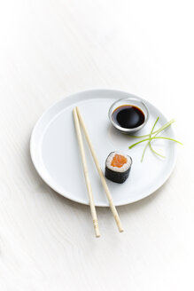 Lachs Maki Sushi auf Teller - KSWF001241