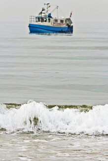 Deutschland, Ostsee, Fischerboot und Welle - MELF000001