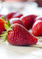 Erdbeeren auf Tuch und Holztisch - SARF000508