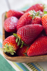 Holzschale mit Erdbeeren auf Tuch - SARF000509