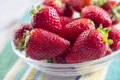 Glasschale mit Erdbeeren auf Tuch - SARF000510